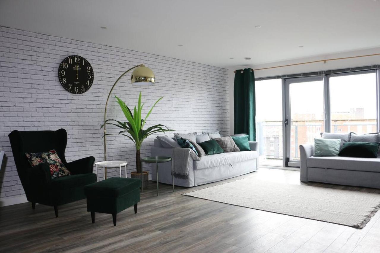 Paramount Views Apartment Swindon